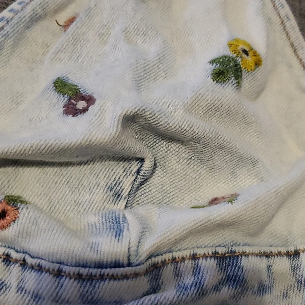 Triangle Cup Denim Tank Top Wild Fable Acid Wash Floral Embroidered Sz LG #M26 - Picture 7 of 8